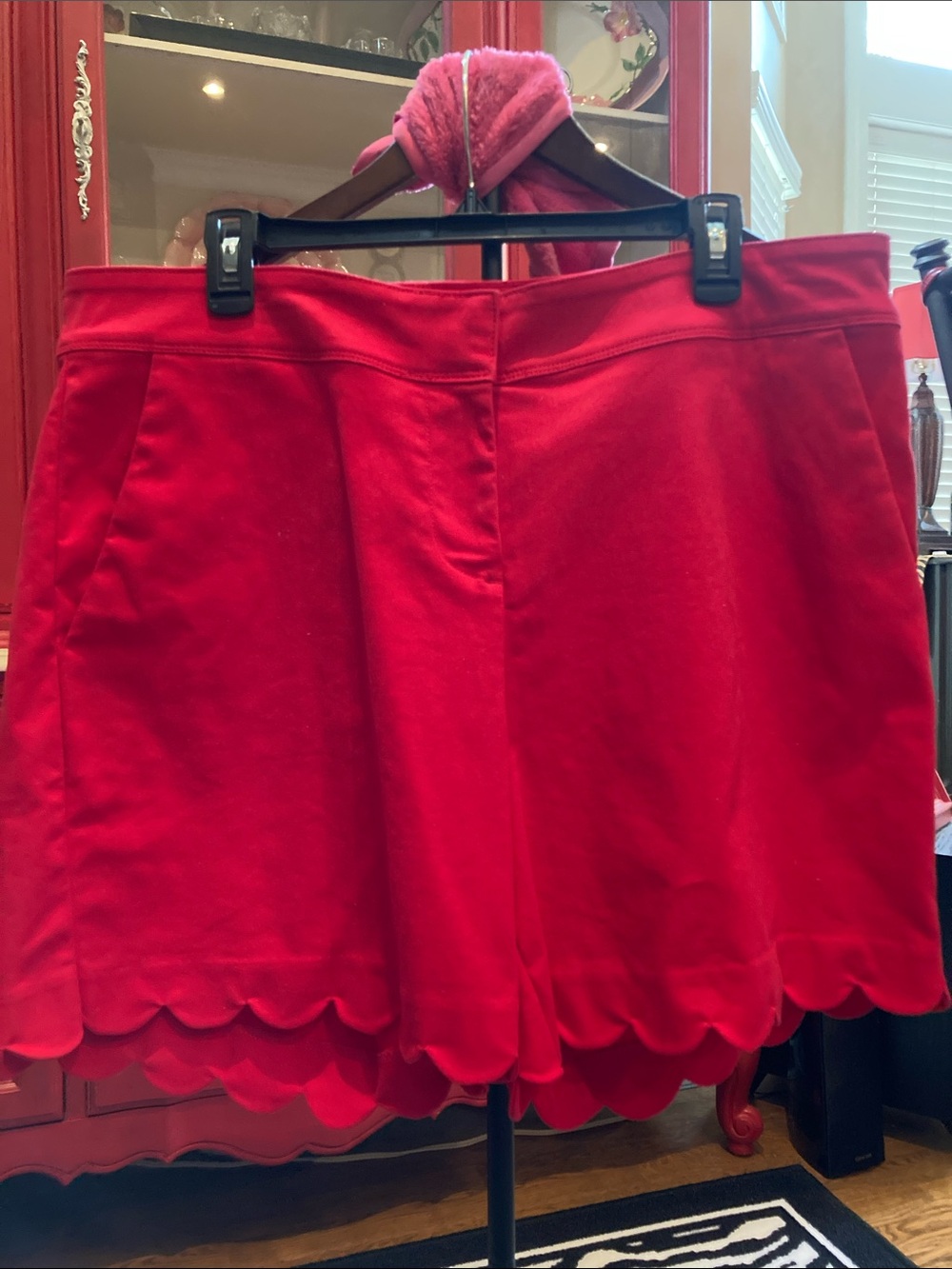 Isaac Mizrahi Red Scalloped Hem Women's Shorts